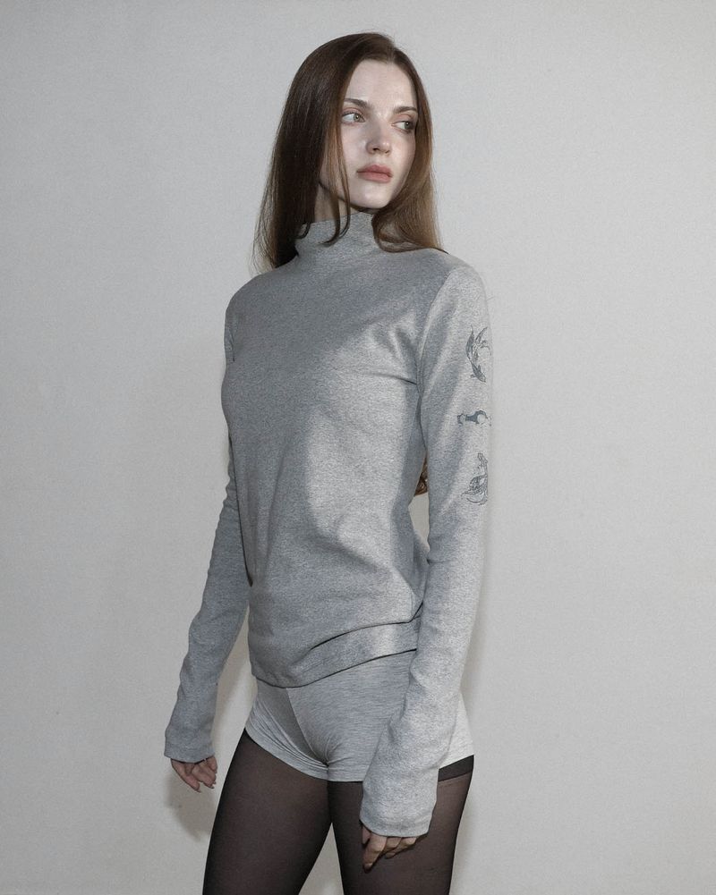 MagoRen SEOUL(マゴレン ソウル)の「Tattooed Betta Loose Fit Turtleneck Long Sleeve Melange gray(Tops)」