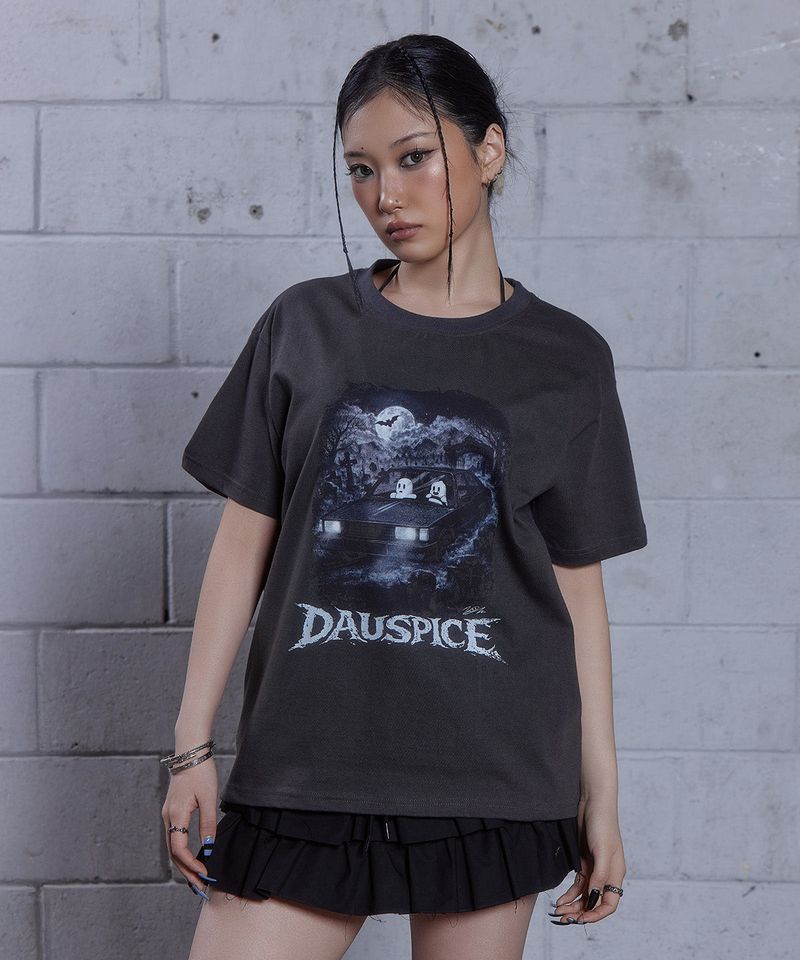 DAUSPICE(DUC)（ダウスピス）の「(DUC) BoneyBoogie x WJ セメタリーTシャツ チャコール（トップス）」
