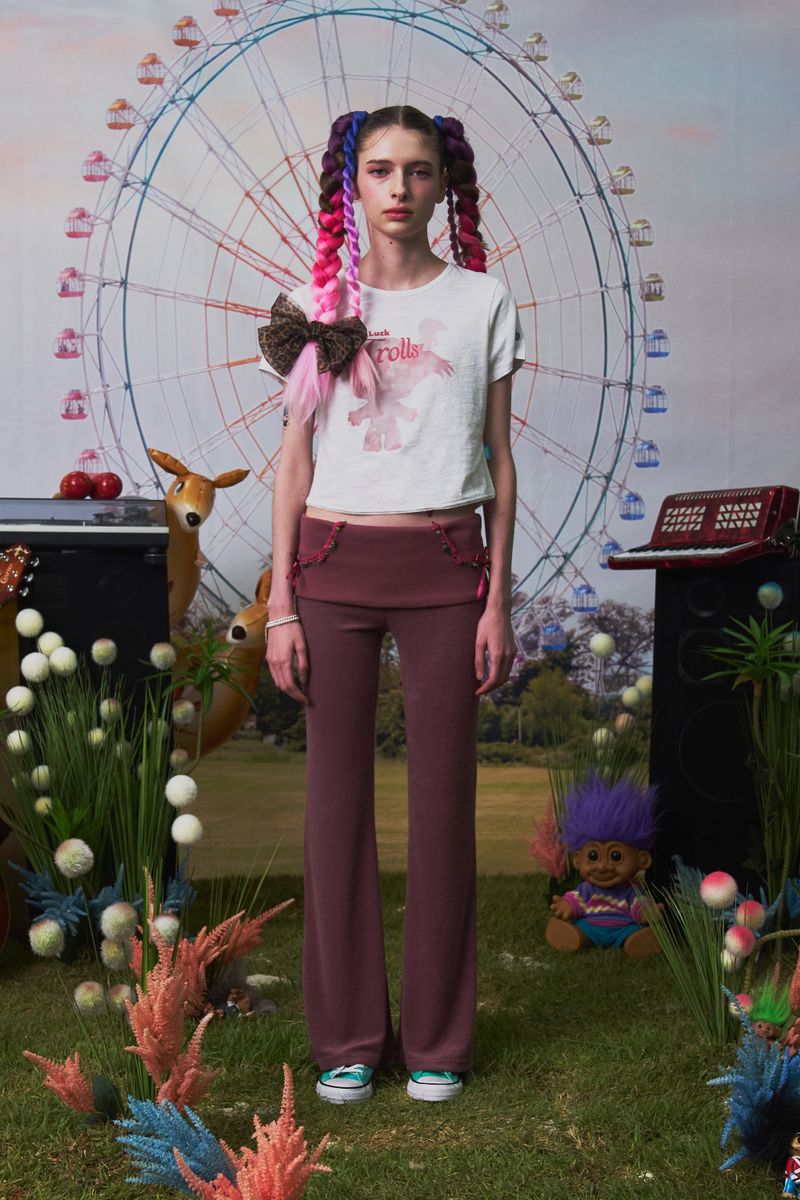 KIRSH（キルシー）の「TROLLS SILHOUETTE SLIM FIT T-SHIRT - WHITE（Tops）」