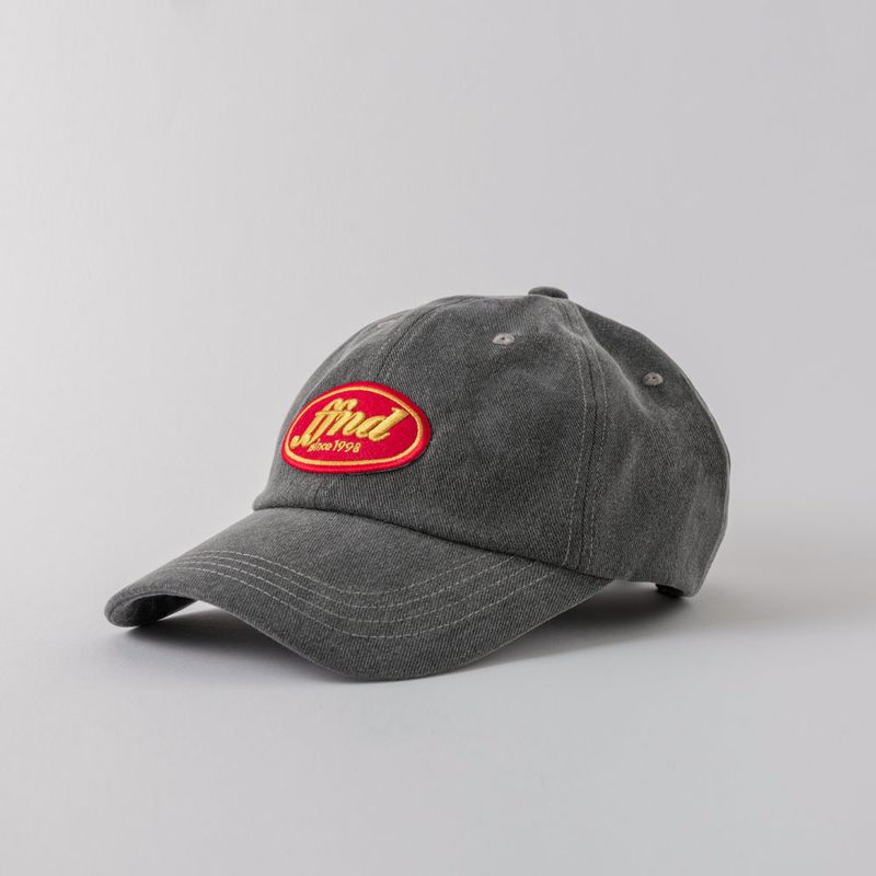 Human & Cat（ヒューマン＆キャット）の「FFOUND ビンテージワッペンボールキャップ / CHARCOAL（帽子）」
