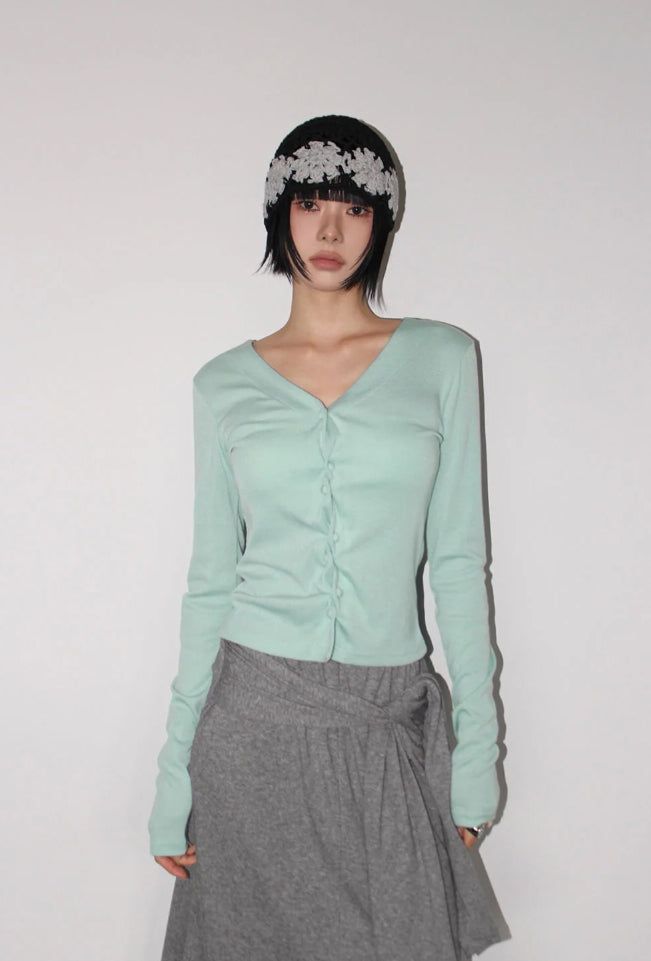 AAKE(アケ)の「TWIST BUTTON CARDIGAN(Tops)」