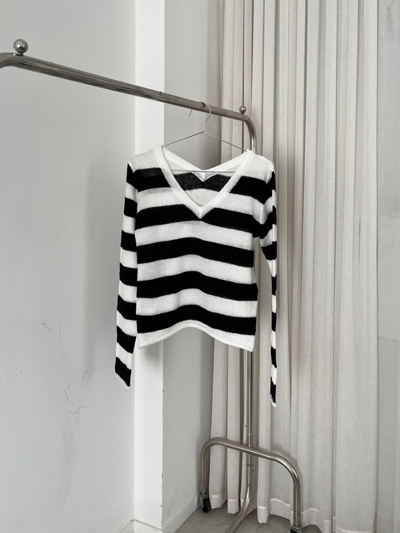 Stripe V-neck knitwear (one color)