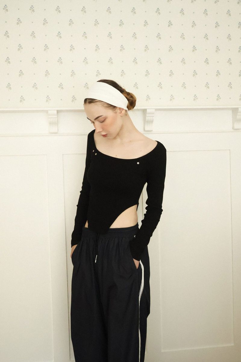 Eyelet side-cut tee (black)