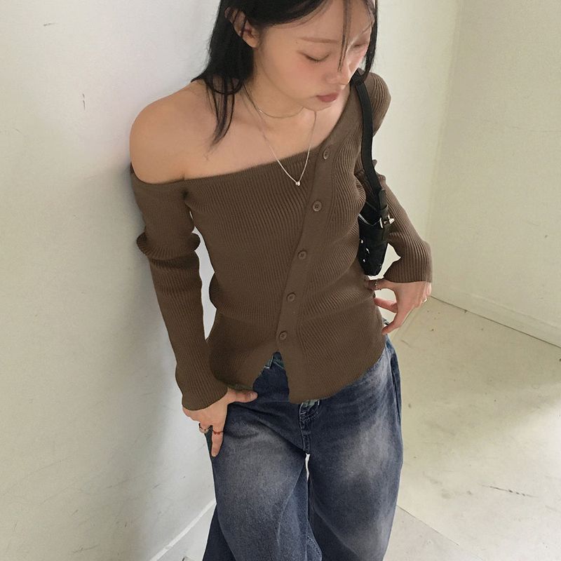 WONDER WONDER(ワンダーワンダー)の「Medik one-shoulder slit button long-sleeved knit(Tops)」