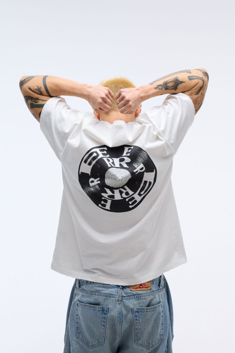 ER(EEERRR)（イーアール）の「EEERRR レコードアートワークダメージウォッシングTシャツ (ホワイト)（トップス）」