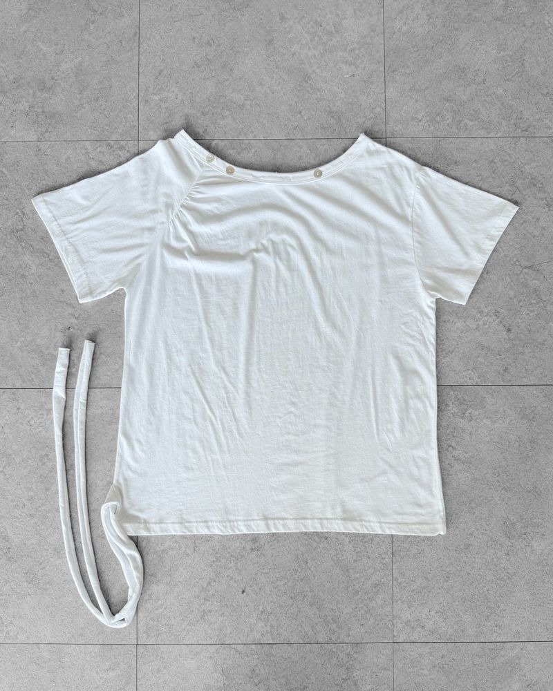 MELT BUTTON OFF-SHOULDER T-SHIRT