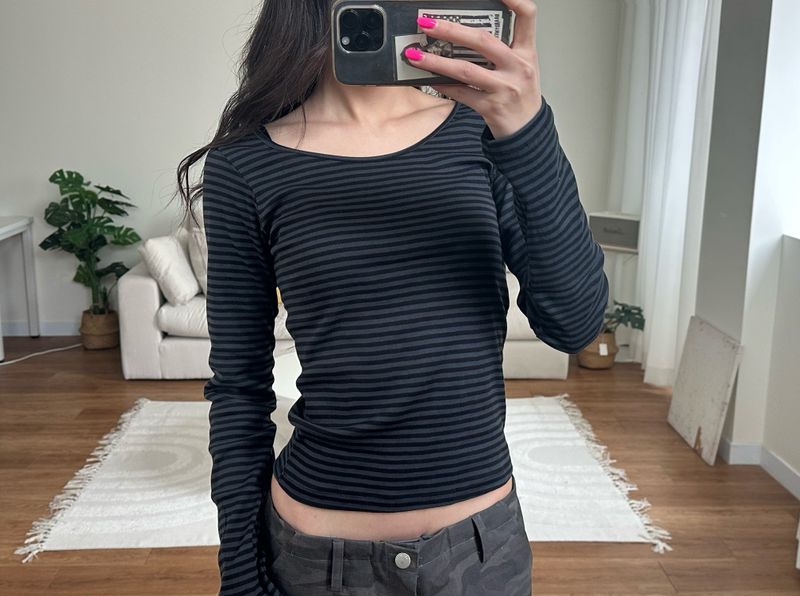 slim stripe u neck tee
