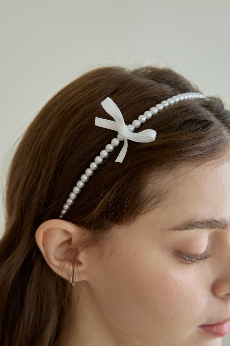 PINK PINEAPPLE（ピンクパイナップル）の「ADORING PEARL HAIR BAND（Hair Accessories）」