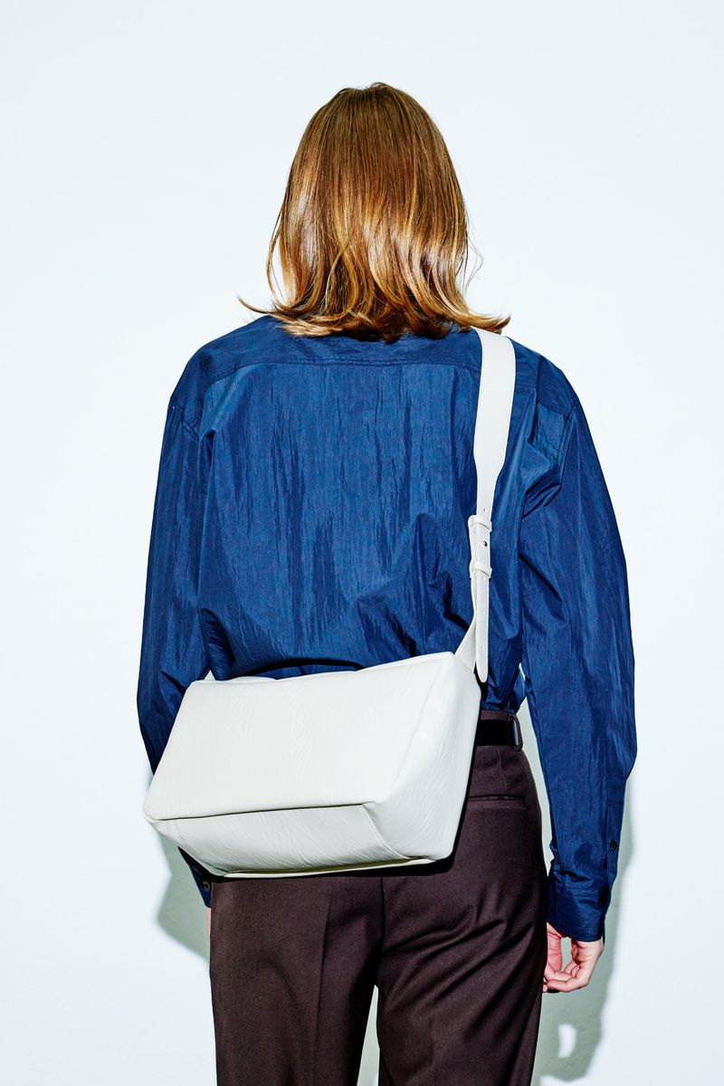 crinkle leather width cross bag ivory