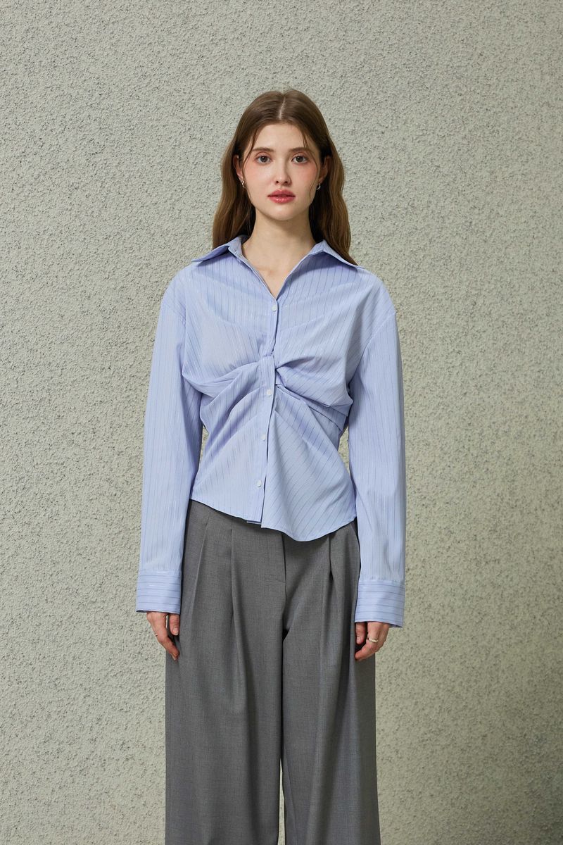 ARIKIM（アリキム）の「CELINA SLIM FIT STRIPE TWISTED SHIRT / SKY BLUE（Tops）」