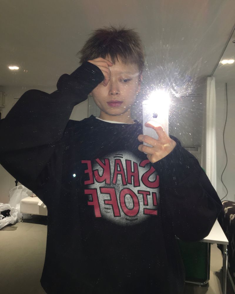 Lettering Paint Cropped Sweatshirt (3c)