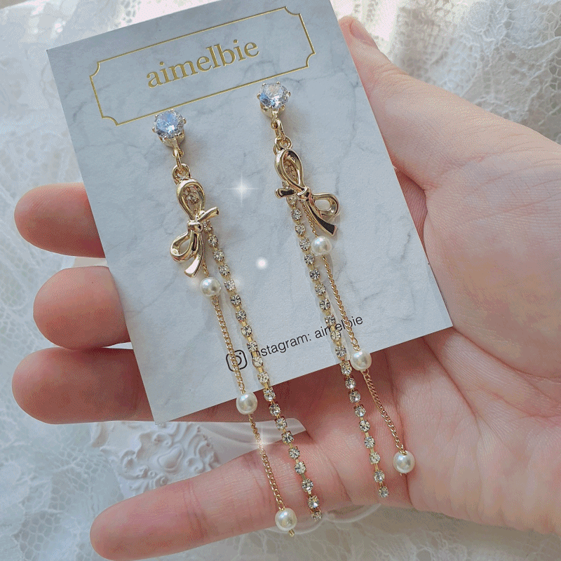 aimelbie（アイメルビー）の「リボンアンドクリスタルドロップスイヤリング（アクセサリー）」
