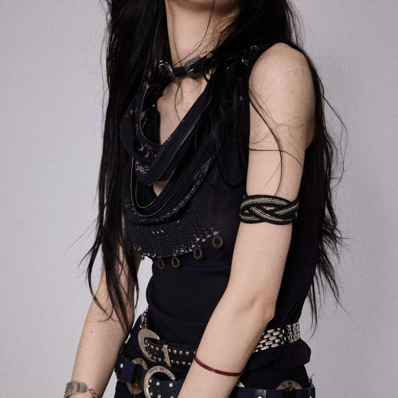 SHEISSHE/ZIPPER COLLAR SLEEVELESS TOP