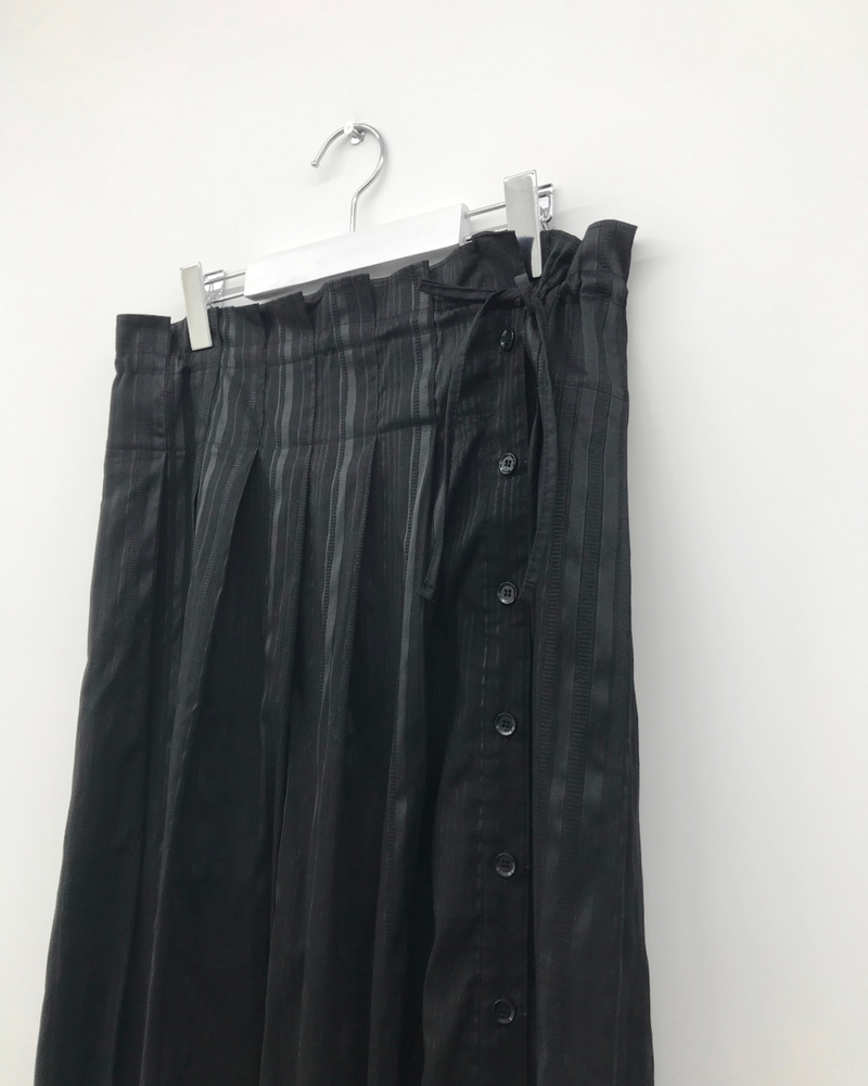 Aki Button Pleated Skirt (1color)