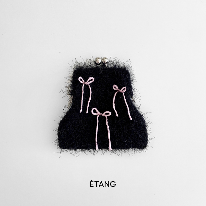 Étang（エッタン）の「[MADE] Étang リボンフラフィーポーチ | ブラック（スマホグッズ/小物）」