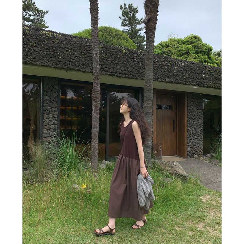 fair sleeveless dress