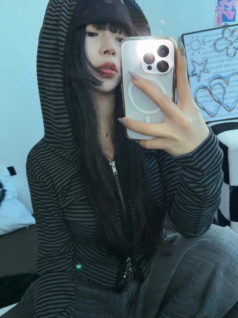 CCORTTI（コルッティ）の「STRIPE SLIN クロップドフーディージップアップ 🤎❤🩶🖤3COLOR（トップス）」