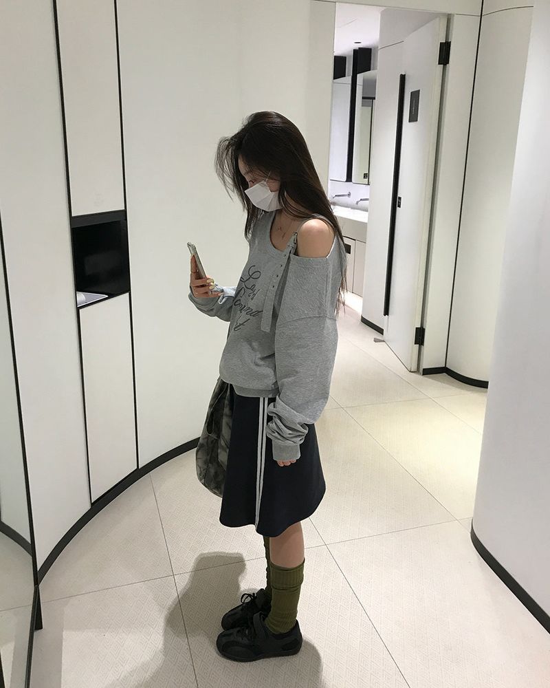 [ORIGINAL] Sugar Buckle Off-Shoulder sweatshirt
