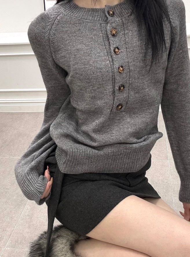EEUN（イウン）の「Uni Big Button Knit（Tops）」