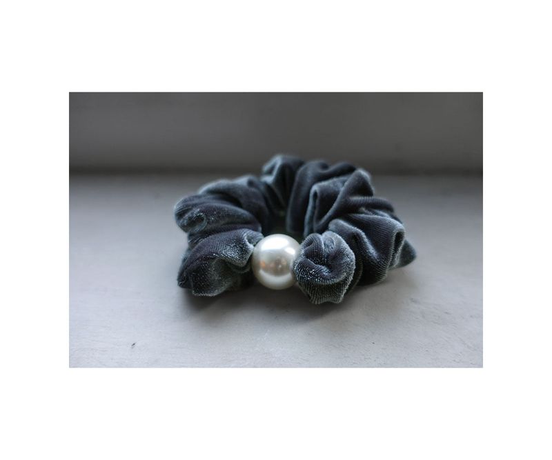 Bell pearl scrunchie (2C)
