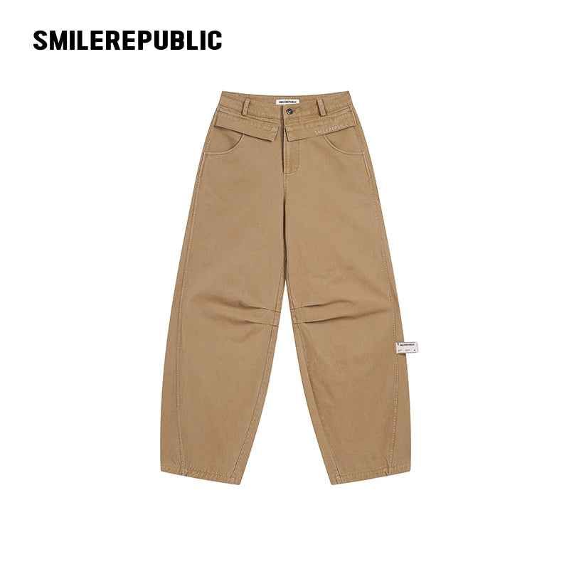 SMILEREPUBLIC（スマイルリパブリック）の「カーキコットンダブルウエストバレルレッグパンツ ロゴディテール付き（パンツ）」