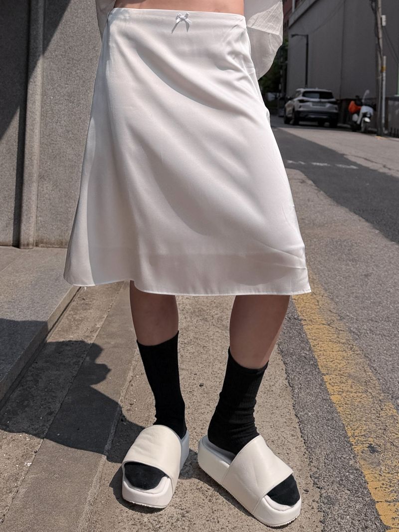 GLOSSY MIDI SKIRT