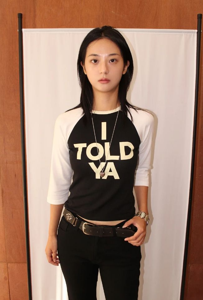 AAKE（アケ）の「TOLD YA 3 4 RAGLAN TOP（Tops）」