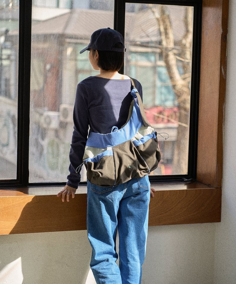 CHOROKstudio（チョロッスタジオ）の「マロン スリングバッグ (Blue-green)（バッグ）」