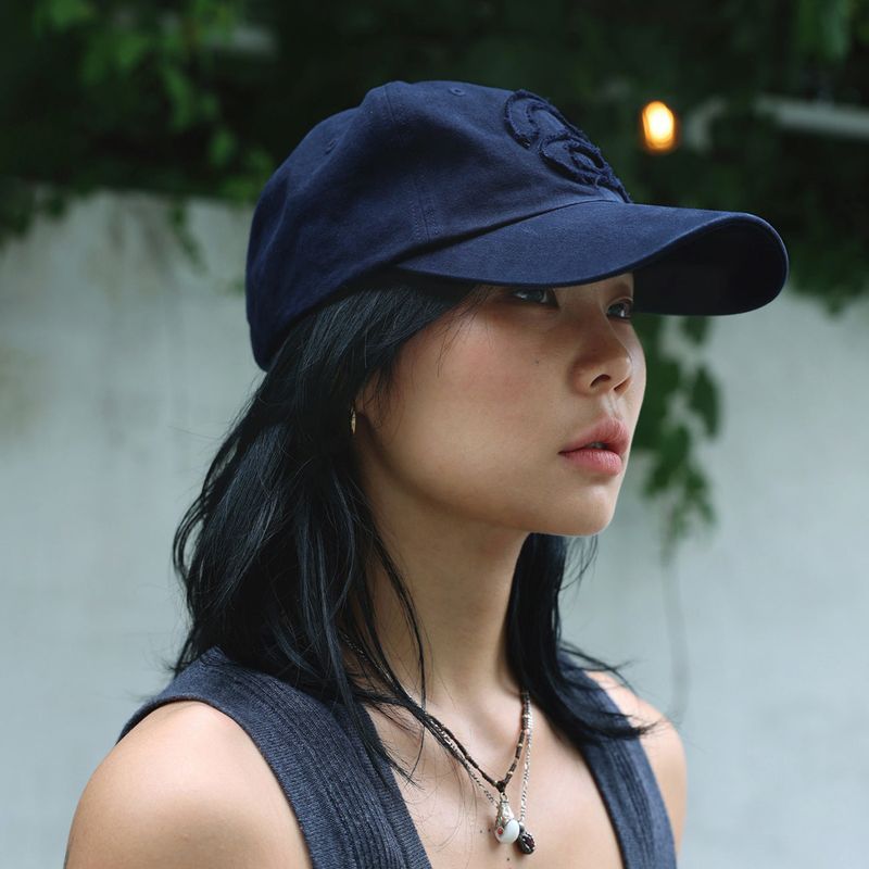 Q's（キューズ）の「ウォッシュドロゴボールキャップ (Navy)（帽子）」