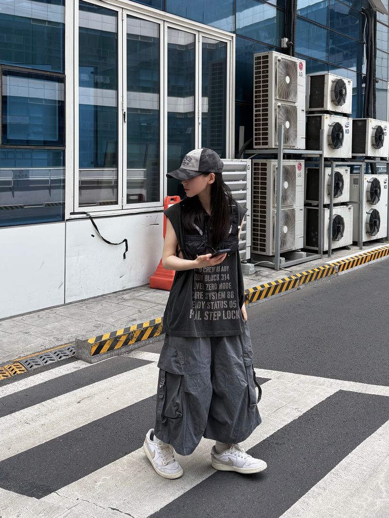 buckle flap cargo bermuda pants