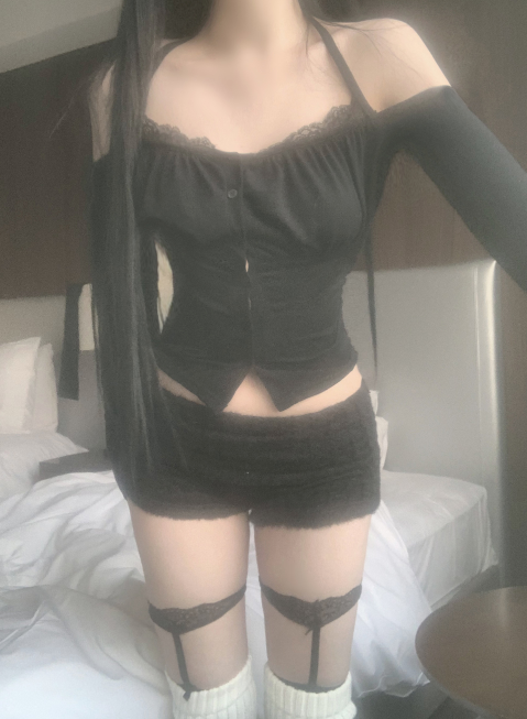 suzen（スゼン）の「Brissen lace off-shoulder top (black)（Tops）」