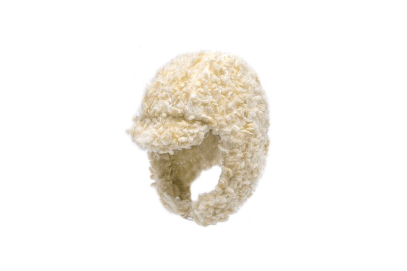 CURLY EARFLAP HAT IN BEIGE