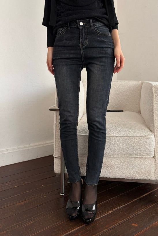 EEUN（イウン）の「Slim fit dark washing skinny denim（Pants）」