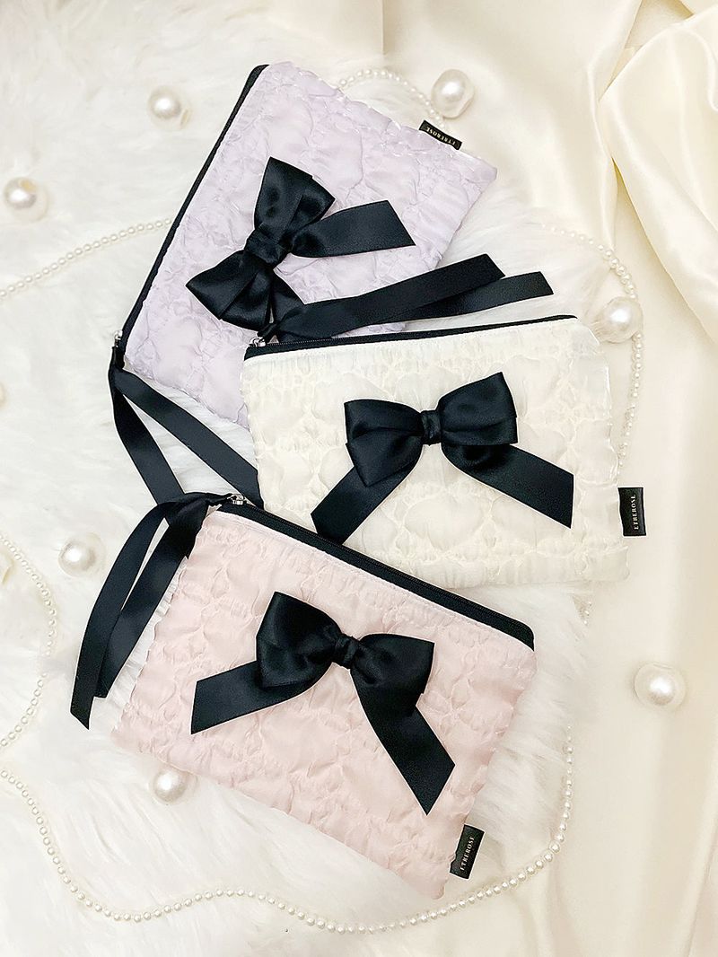ETREROSE(エトレロゼ)の「Glossy Double Ribbon Zip-pouch (M(Smartphone Accessories)」