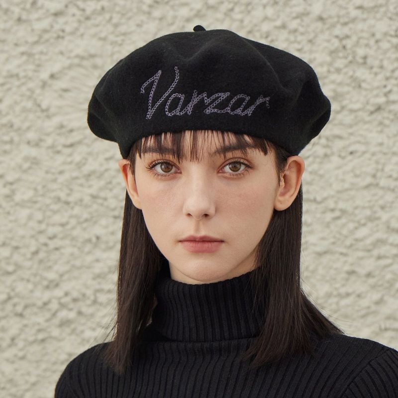 VARZAR（バザール）の「VARZAR 筆記体ロゴ ウールベレー帽 / ブラック（帽子）」