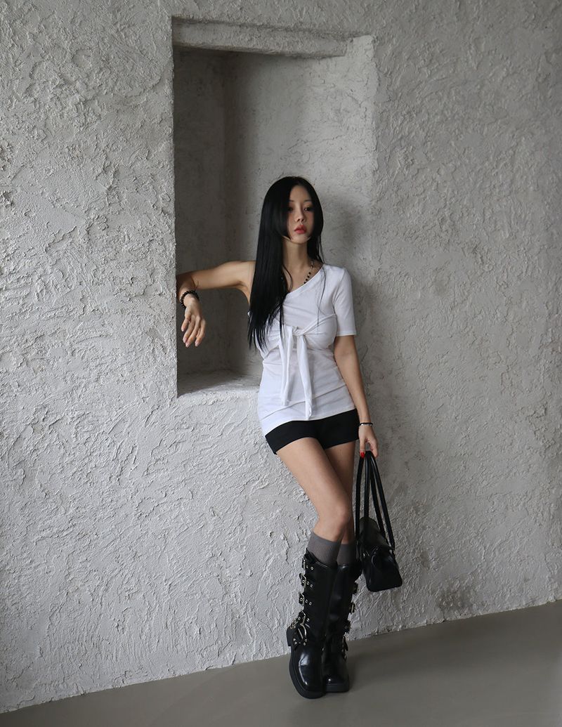 an unbalanced knot long T-shirt