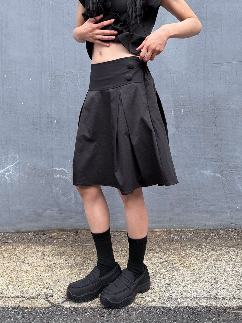 DOUBLE BUTTON PLEATS SKIRT