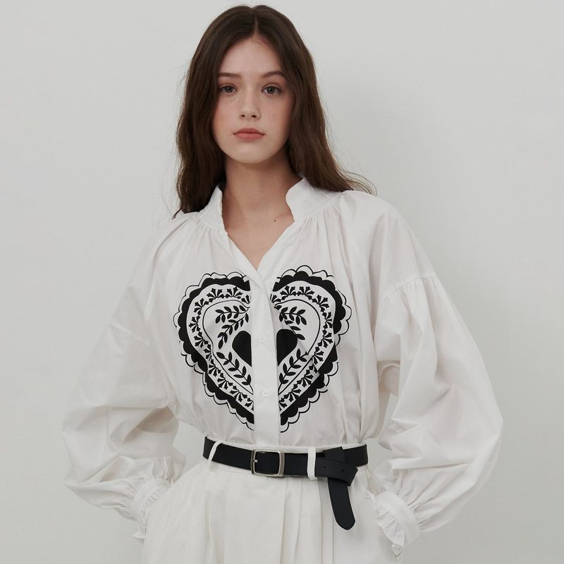AWE BORN US（アボンアス）の「HEART PRINT VOLUME SHIRT [WHITE]（Tops）」