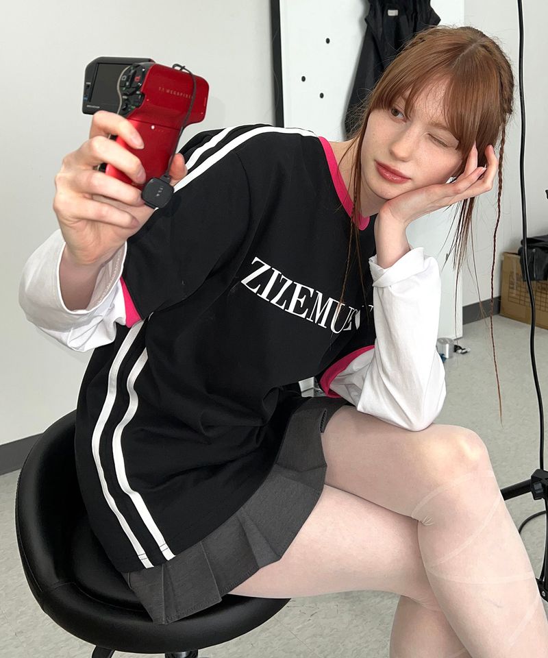 ZIZEMUSEUM（ジゼミュージアム）の「COLORS LINE LINGER LINE T-SHIRTS (BLACK)（Tops）」