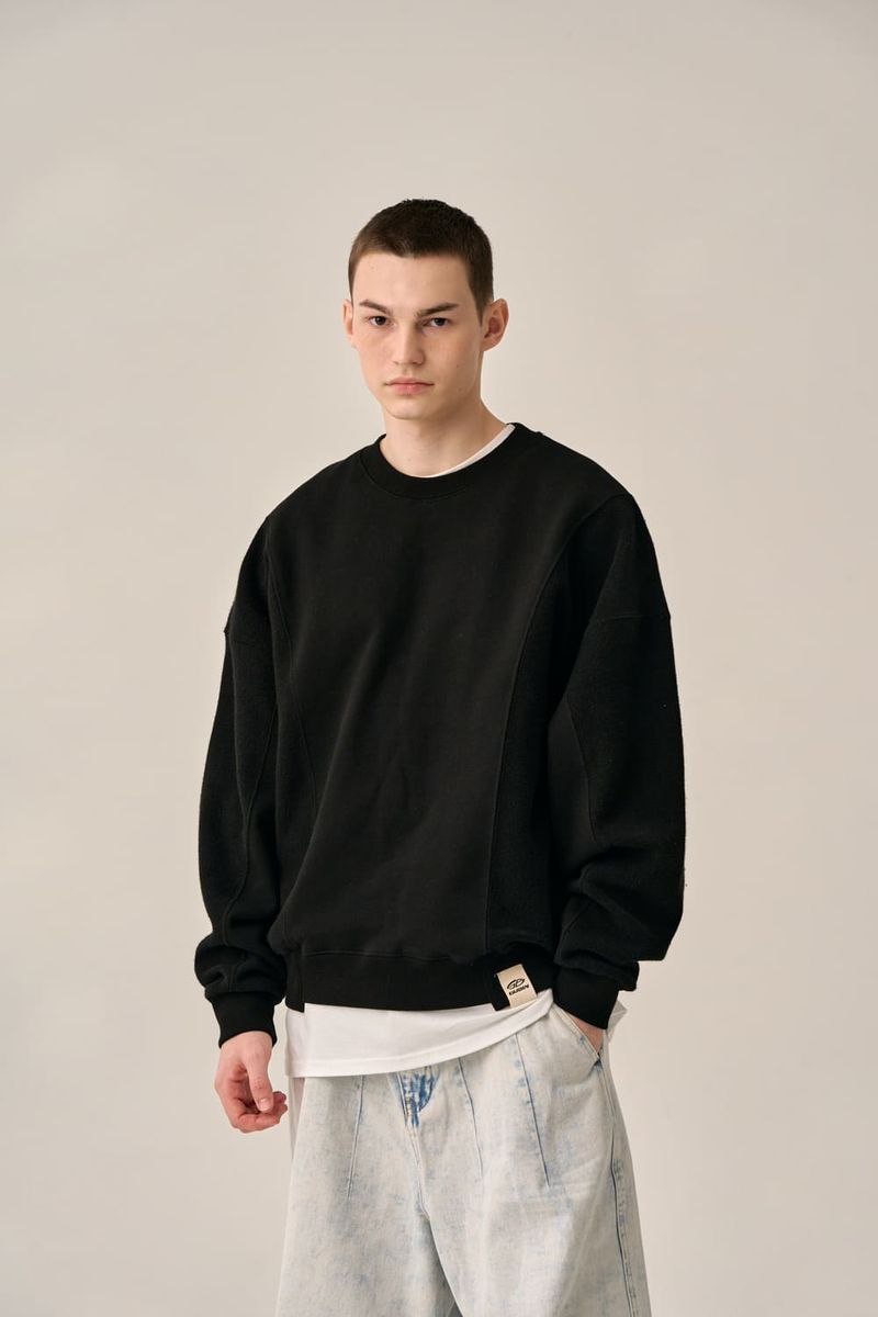 REVERSE PATTERN SWEATSHIRT-BLACK