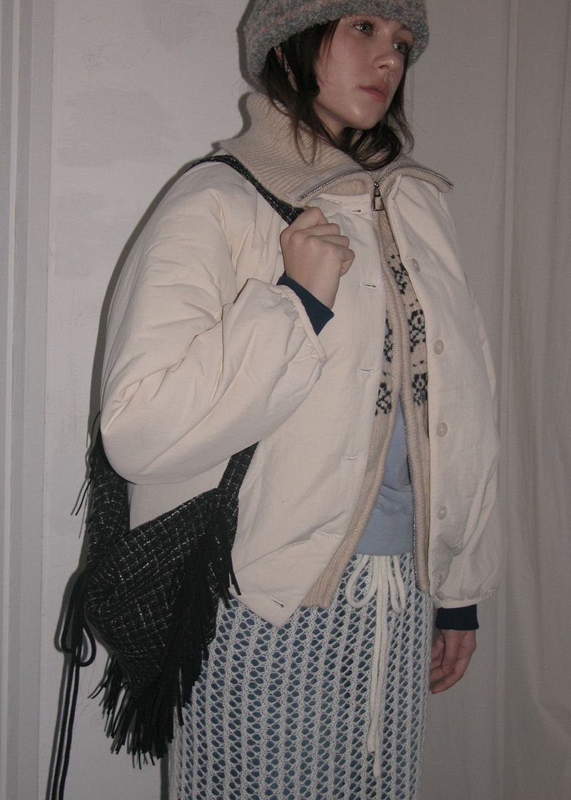 VOOR(ボル)の「Tri-angle Suede Fringe Shoulder Bag_Black(Bags)」