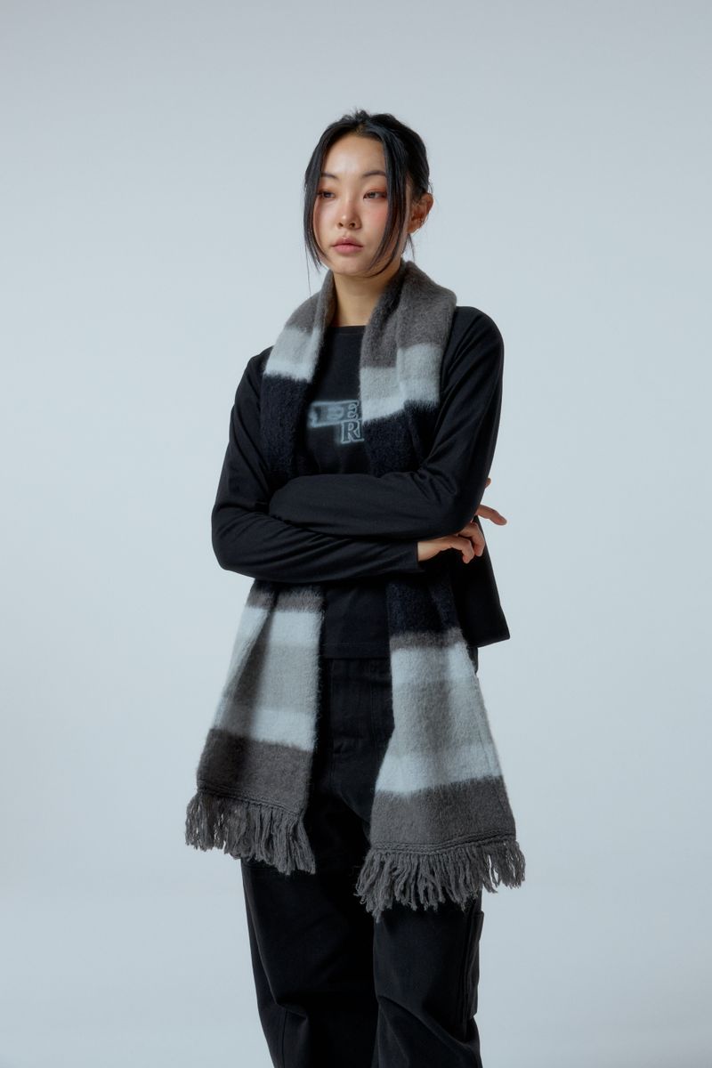 EEERRR Stripe brushed wool knit muffler (Black)
