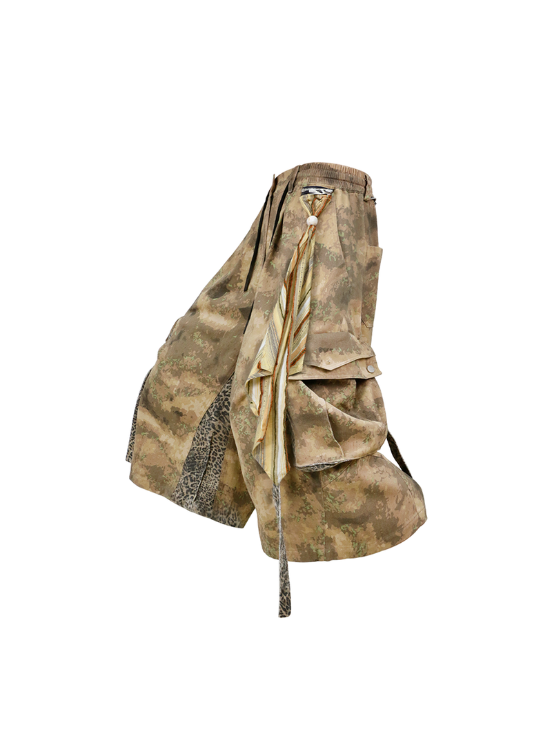 RELABEL（リレーベル）の「RELABEL (Cut-out Pattern) カモフラ レオパード パッチワーク スカーフタイ クロップドショーツ（パンツ）」