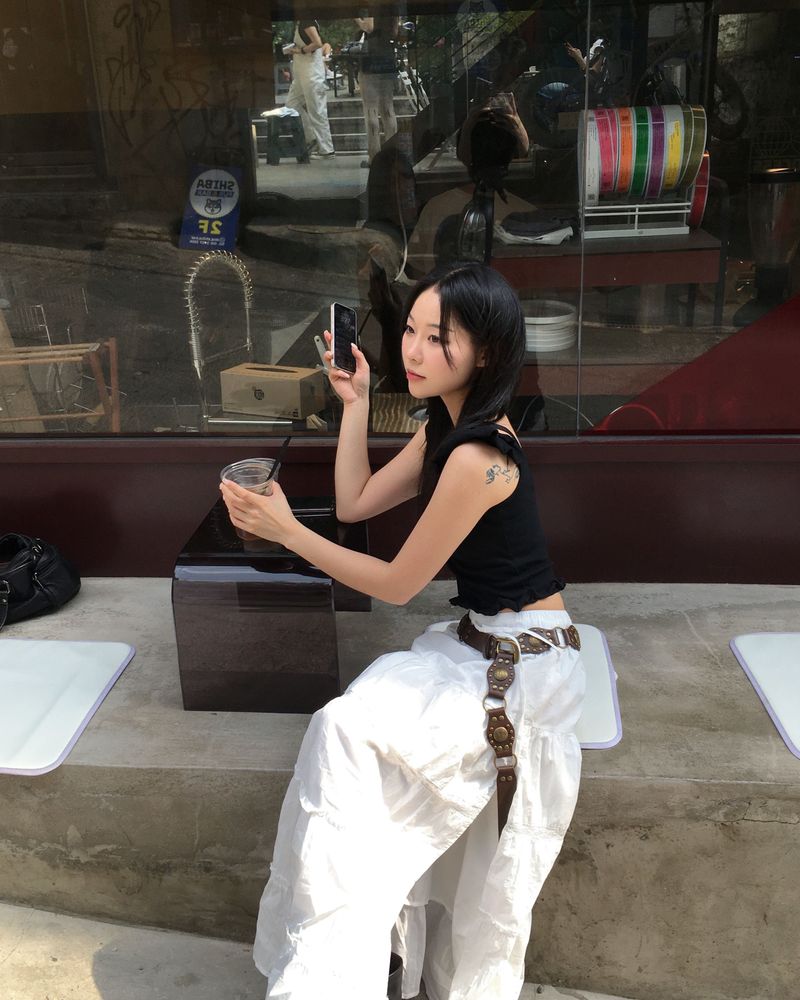 Cutting white long skirt