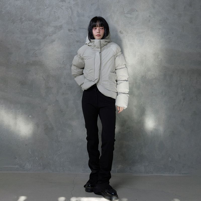 BANDED SLEEVE CURVE PUFFER