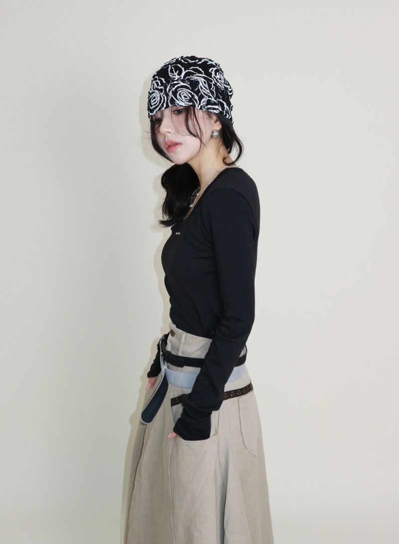 open stud U-neck round long-sleeved T-shirt