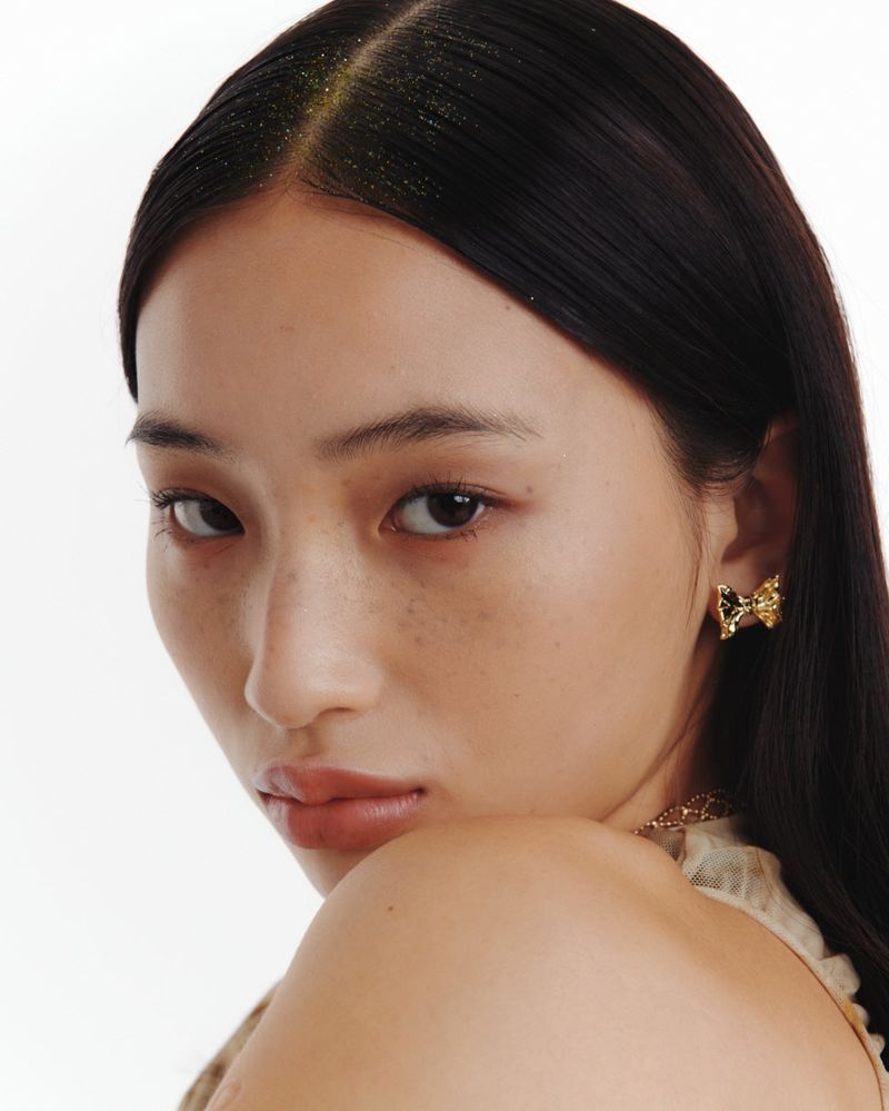 Ribbon ruffle gold earring