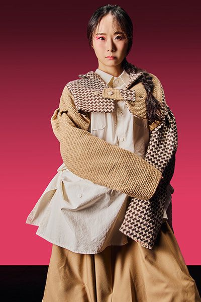 Three-Tuck Sleeve Checkered Coloring Cropped Jacket (Beige)