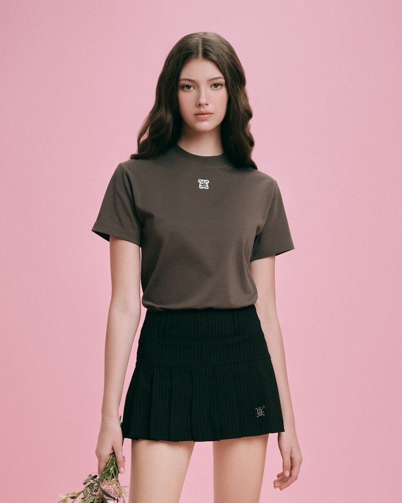 DVRK（ダーク）の「DVRK PRIVÉ SECRET JARDIN LOGO BABY TEE - DARK GREY（Tops）」