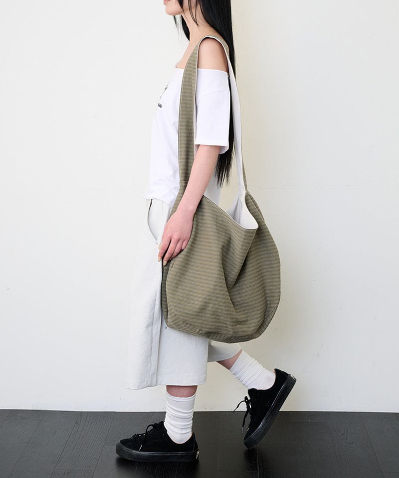 ITZAVIBE（イッザバイブ）の「REVERSIBLE STRIPE BAG - KHAKI（Bags）」